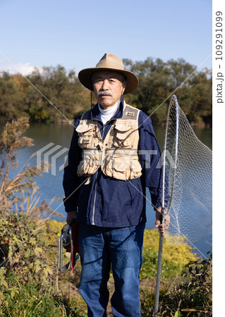 川で釣りを楽しむ男性 109291099