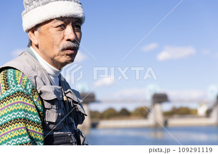 川で釣りを楽しむ男性 109291119