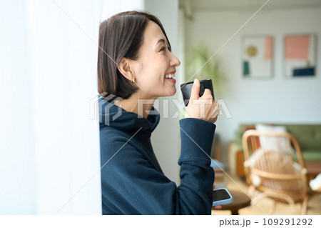 自宅コーヒーを飲みながら会話する女性 自宅コーヒーを飲みながら会話する女性 109291292