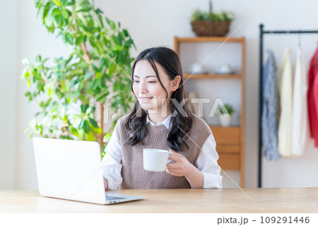 リビングでくつろぐ若い女性。 リビングでくつろぐ若い女性。 109291446