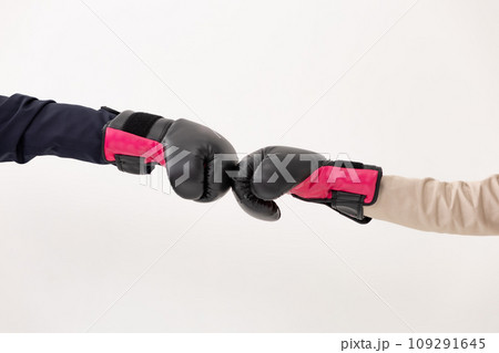 争う男女　グルーブ 109291645