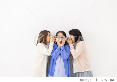 内緒話をするおばさん 109292108