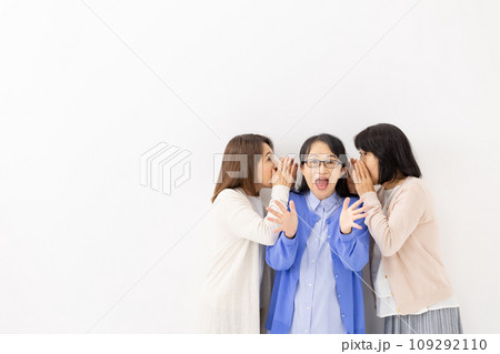 内緒話をするおばさん 109292110