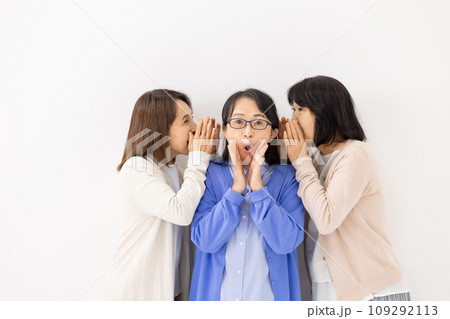 内緒話をするおばさん 109292113