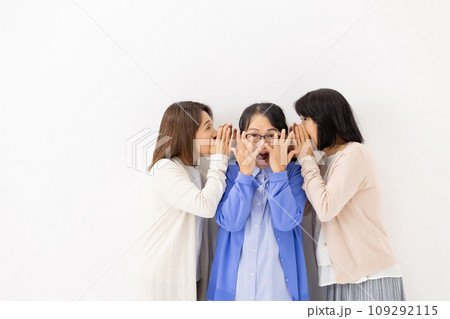 内緒話をするおばさん 109292115