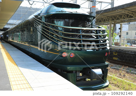 西広島駅に停車するトワイライトエクスプレス瑞風（日本 広島県広島市） 109292140