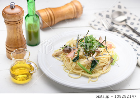 しめじと小松菜のパスタ 大葉と刻みのりを添えて しめじと小松菜のパスタ 大葉と刻みのりを添えて 109292147