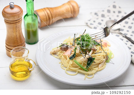 しめじと小松菜のパスタ 大葉と刻みのりを添えて しめじと小松菜のパスタ 大葉と刻みのりを添えて 109292150