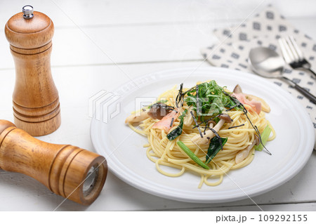 しめじと小松菜のパスタ　大葉と刻みのりを添えて 109292155