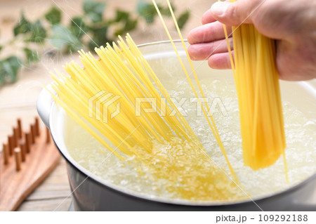 パスタを鍋で茹でる パスタを鍋で茹でる 109292188