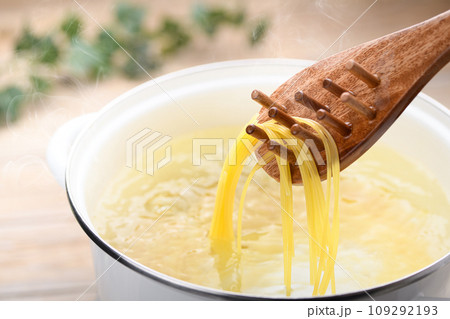 パスタを鍋で茹でる 109292193