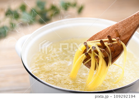 パスタを鍋で茹でる パスタを鍋で茹でる 109292194