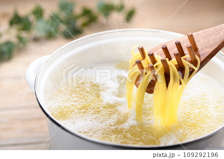 パスタを鍋で茹でる パスタを鍋で茹でる 109292196