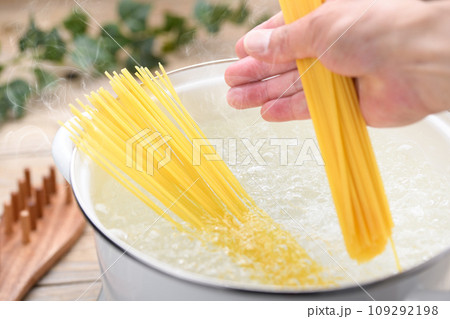 パスタを鍋で茹でる 109292198