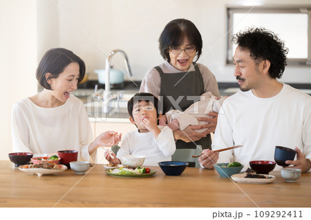 みんなのご飯でお行儀が悪くなってしまった子ども みんなのご飯でお行儀が悪くなってしまった子ども 109292411