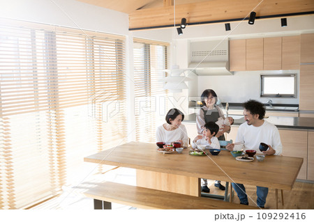 同居や二世帯住宅などのイメージ　おばあちゃんと子どもたちと孫の三世代家族のダイニング 広角 109292416