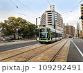 広島県広島市南区 比治山下を走る路面電車 109292491