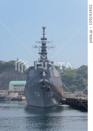停泊する海上自衛隊イージス艦きりしま（正面） 109292602