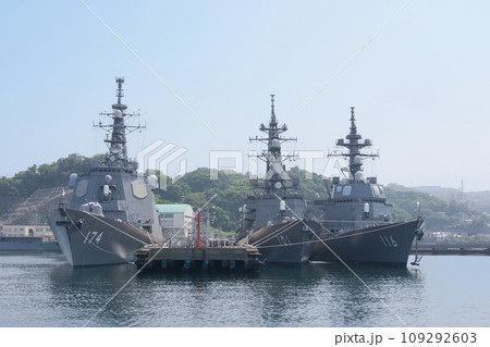 横須賀に停泊する海上自衛隊護衛艦(正面) 横須賀に停泊する海上自衛隊護衛艦(正面) 109292603