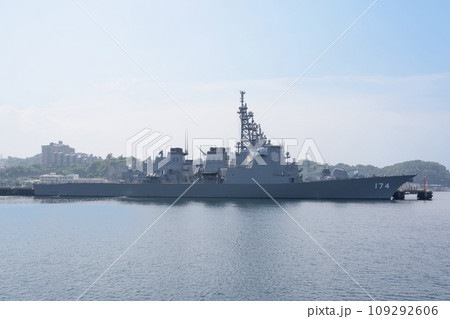 停泊する海上自衛隊イージス艦きりしま 109292606