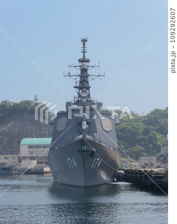 停泊する海上自衛隊イージス艦きりしま（正面） 109292607