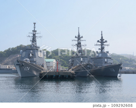 横須賀に停泊する海上自衛隊護衛艦（正面） 109292608