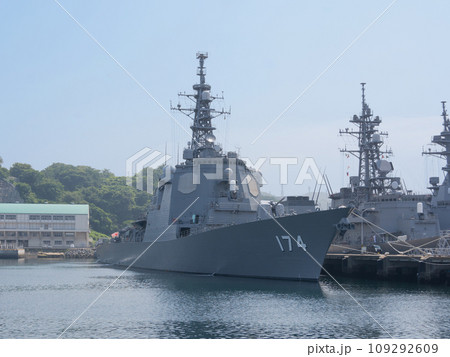 停泊する海上自衛隊イージス艦きりしま 109292609
