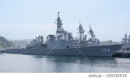 停泊する海上自衛隊イージス艦きりしま 109292610