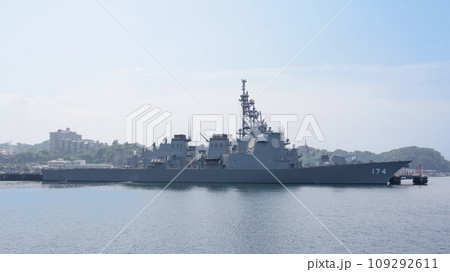停泊する海上自衛隊イージス艦きりしま 停泊する海上自衛隊イージス艦きりしま 109292611