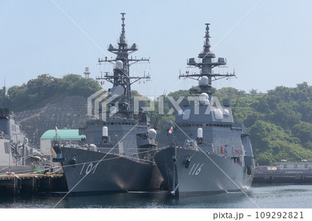 停泊する海上自衛隊護衛艦てるづき&むらさめ 109292821