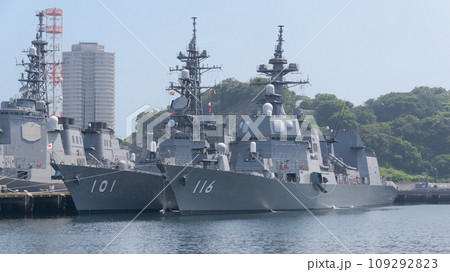 停泊する海上自衛隊護衛艦てるづき&むらさめ 109292823