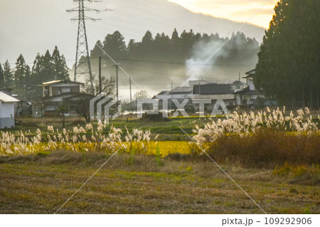 みちのくの晩秋の風景 日本の原風景 落ち葉焼きの煙たなびく田舎の風景 みちのくの晩秋の風景 日本の原風景 落ち葉焼きの煙たなびく田舎の風景 109292906