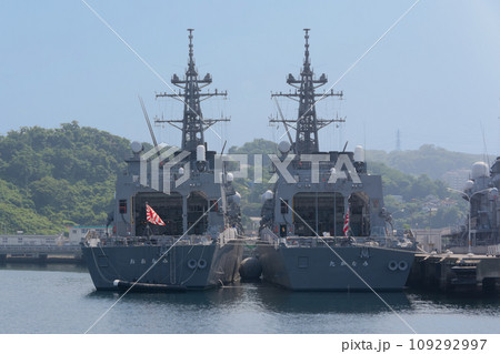 停泊する海上自衛隊護衛艦たかなみ&おおなみ 109292997
