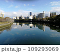 広島県広島市南区 京橋川に映る街並み 鶴見橋から見た風景 109293069