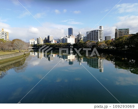 広島県広島市南区 京橋川に映る街並み 鶴見橋から見た風景 109293069