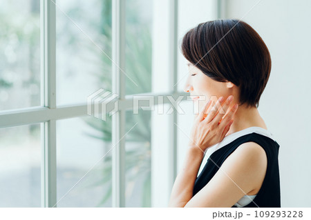 肌の保湿を実感するミドル女性。 109293228