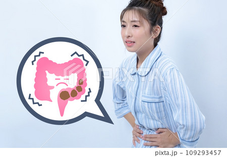 便秘が辛いパジャマ姿の女性イメージ 109293457