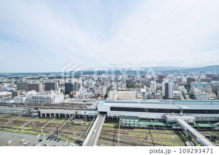岩手県盛岡市 JR盛岡駅周辺から望む盛岡の街並み(東方向) 岩手県盛岡市 JR盛岡駅周辺から望む盛岡の街並み(東方向) 109293471