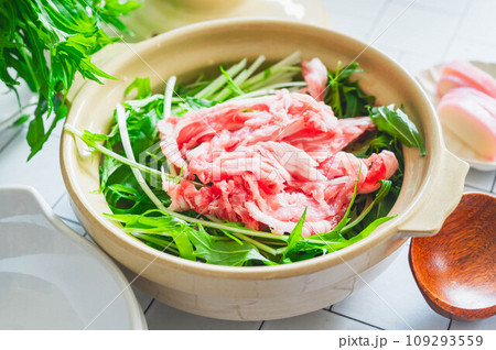 土鍋に入った豚肉と水菜 109293559