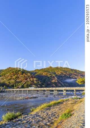 朝の渡月橋 朝の渡月橋 109293573