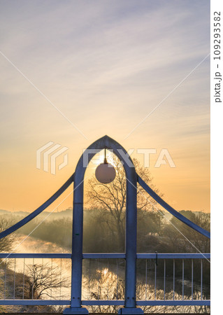 「埼玉県」冬の見沼田んぼの風景 109293582