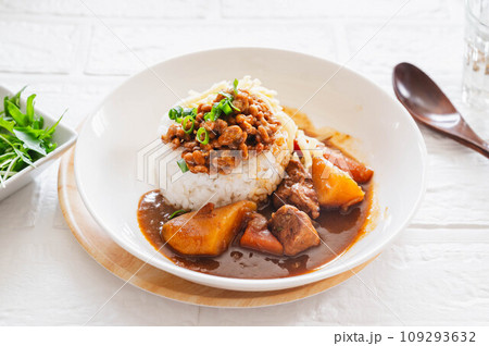 チーズをトッピングした納豆カレー チーズをトッピングした納豆カレー 109293632