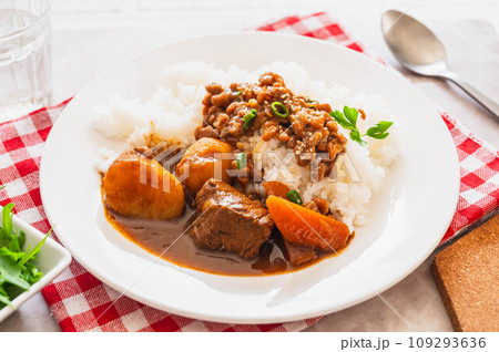 納豆をトッピングしたカレーライス 納豆をトッピングしたカレーライス 109293636