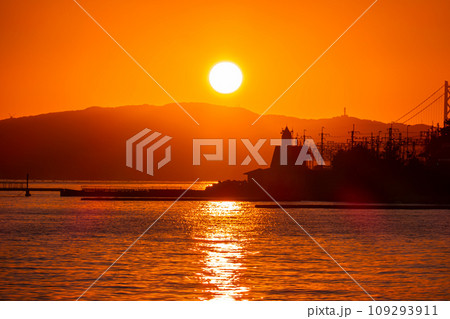 海に沈む夕日 109293911