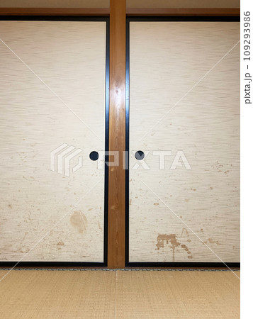 汚れた古い襖と傷んだ畳の写真 汚れた古い襖と傷んだ畳の写真 109293986