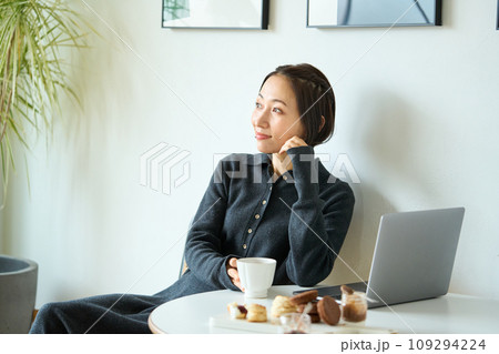 お茶を飲みながらパソコン作業する女性 109294224