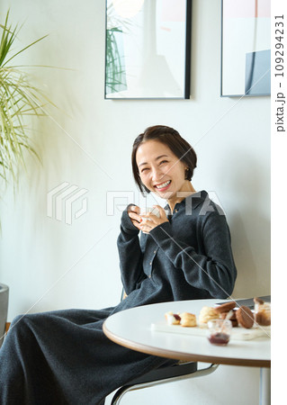 お茶を飲みながらパソコン作業する女性 お茶を飲みながらパソコン作業する女性 109294231