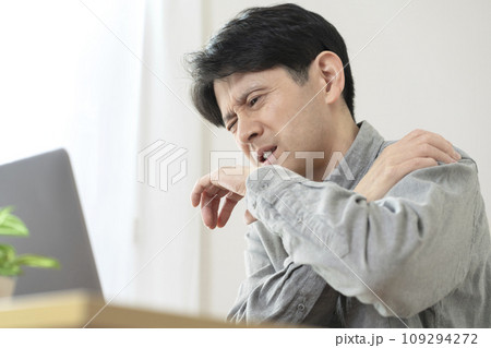 肩が痛いミドル男性　肩痛 109294272