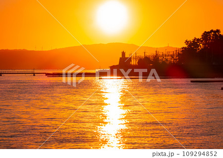 海に沈んでゆく太陽 109294852