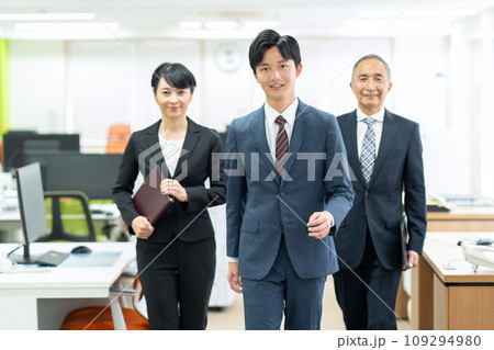 オフィスで働くミドルの男女のビジネスマンと新入社員 オフィスで働くミドルの男女のビジネスマンと新入社員 109294980